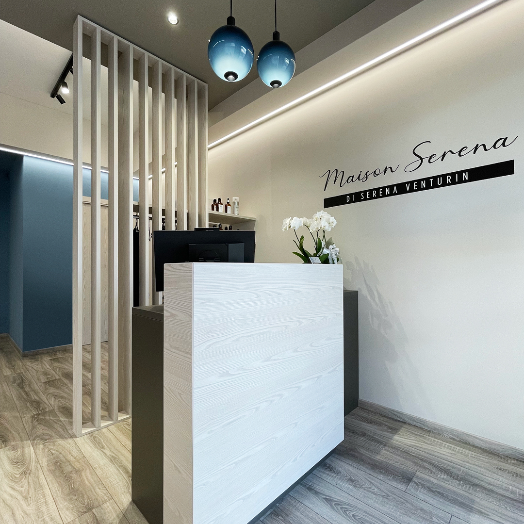 immagine della reception del salone con bancone bianco